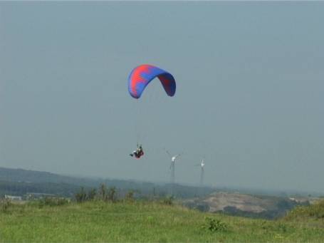 Neukirchen-Vluyn : Halde Norddeutschland, Gleitschirmfliegen ( Paragliding ) von der Halde